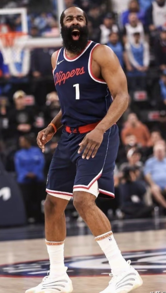 半岛体育官网-包含球员展现出色状态，球队迎来背靠背胜利的词条